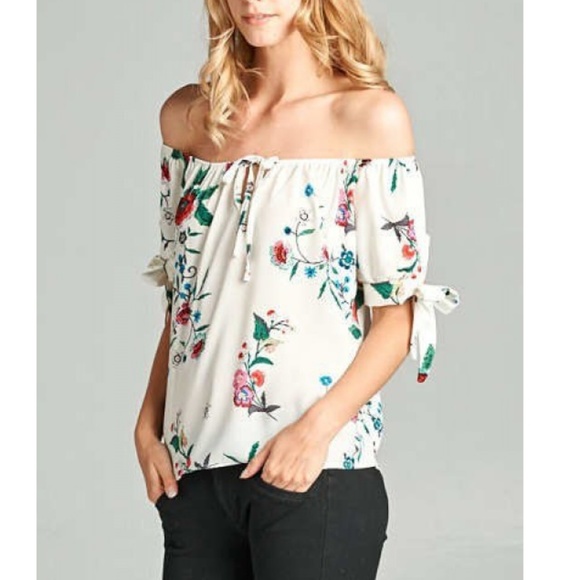 LAST 3! 💕 Floral Woven Top w/ Keyhole Detail - Picture 2 of 2